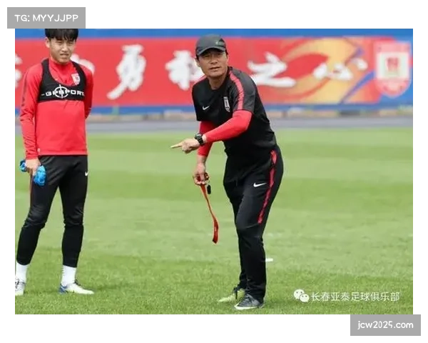 教练卡洛斯·罗德里格斯场边指导斯瓦泰克的专注瞬间